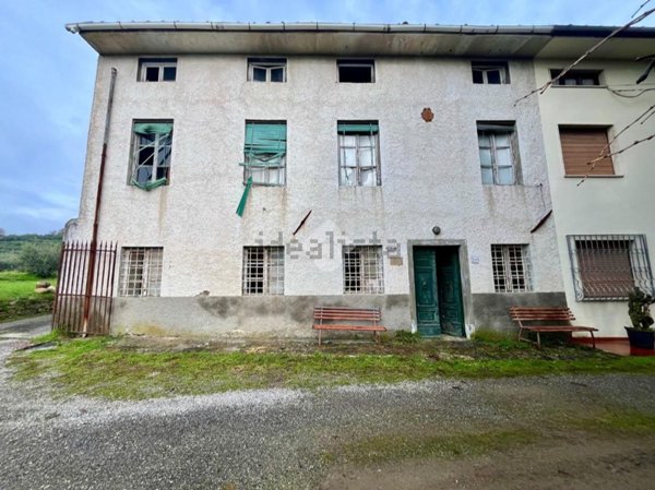 casa indipendente in vendita a Pescia