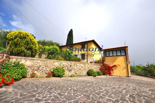 casa indipendente in vendita a Pescia