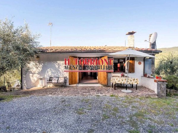 casa indipendente in vendita a Pescia