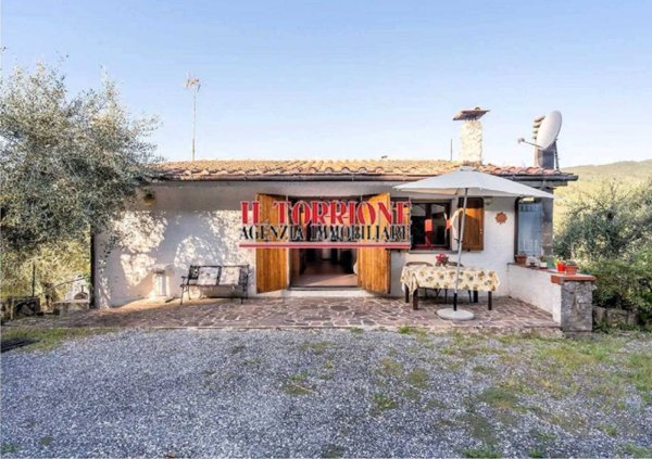 casa indipendente in vendita a Pescia