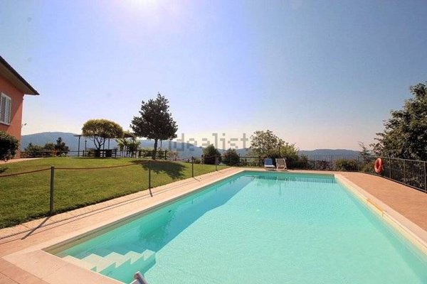 casa indipendente in vendita a Pescia