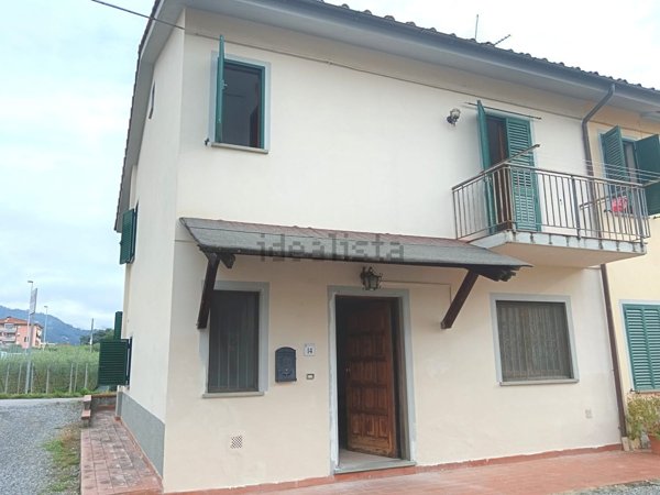 casa indipendente in vendita a Pescia in zona Pescia Morta