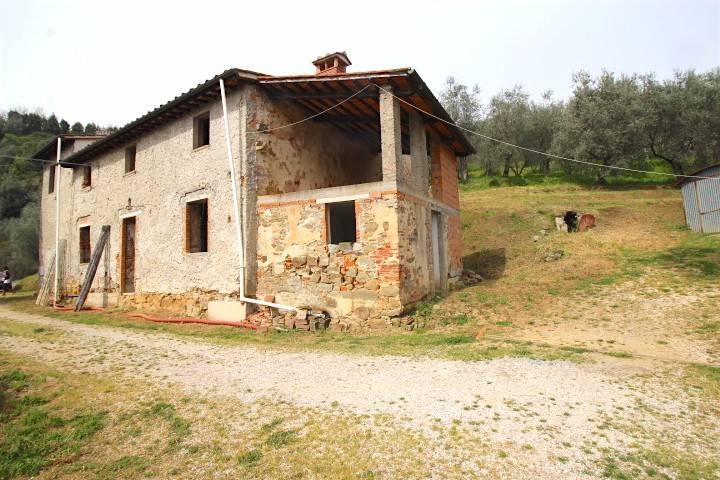 casa indipendente in vendita a Pescia