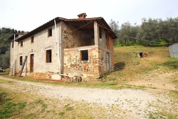 casa indipendente in vendita a Pescia