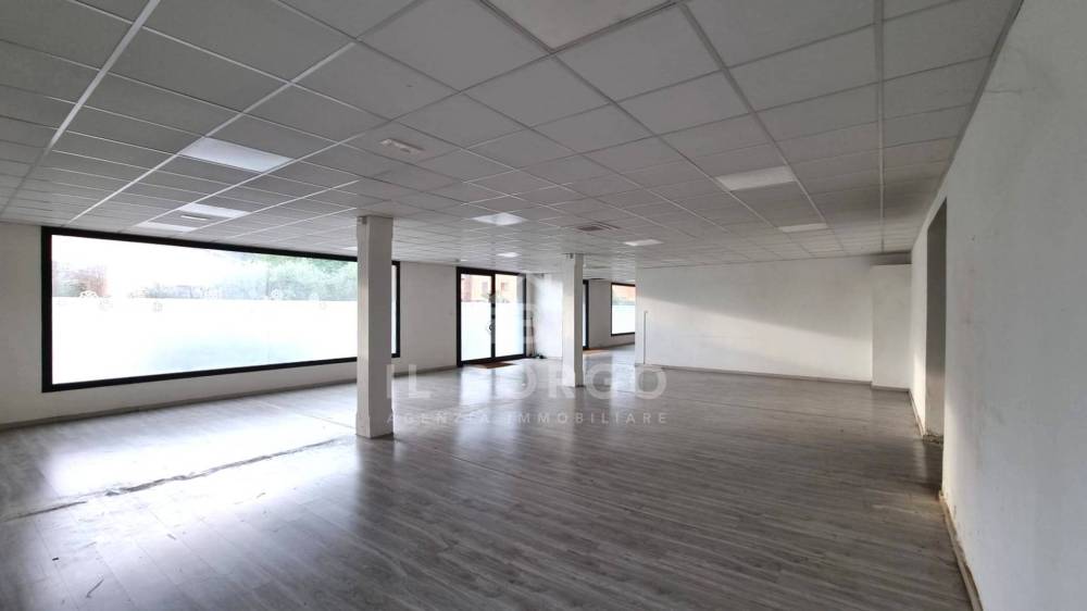 locale di sgombero in vendita a Pescia