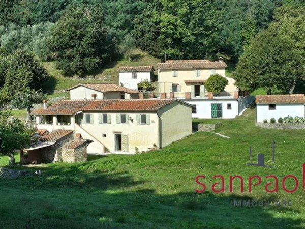 casa indipendente in vendita a Pescia