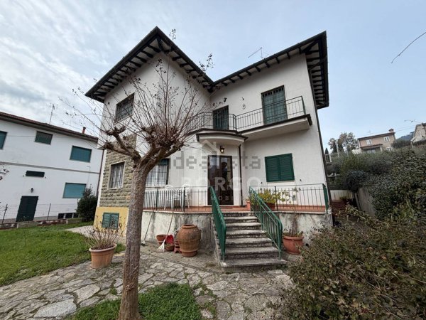casa indipendente in vendita a Pescia