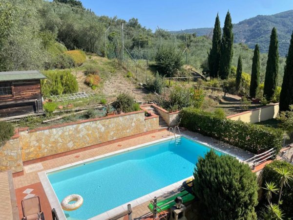 casa indipendente in vendita a Pescia in zona Castellare