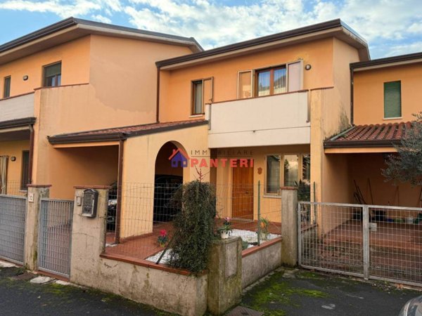 casa indipendente in vendita a Pescia