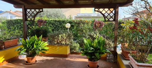 casa indipendente in vendita a Pescia