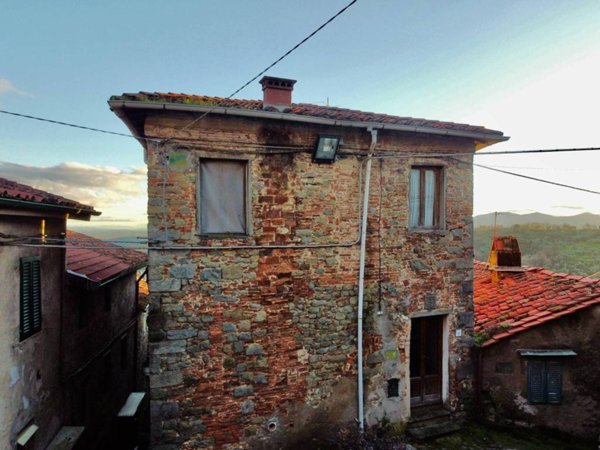 casa indipendente in vendita a Pescia in zona Collodi