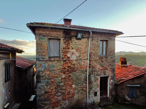 casa indipendente in vendita a Pescia in zona Collodi