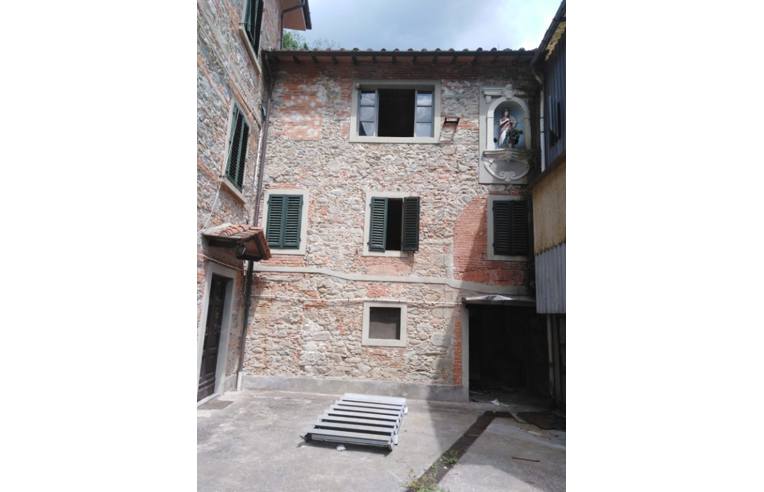 casa indipendente in vendita a Pescia in zona Pietrabuona