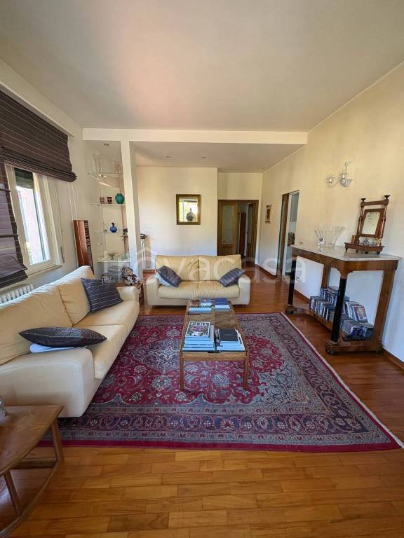 casa indipendente in vendita a Pescia