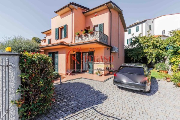 casa indipendente in vendita a Pescia in zona Castellare