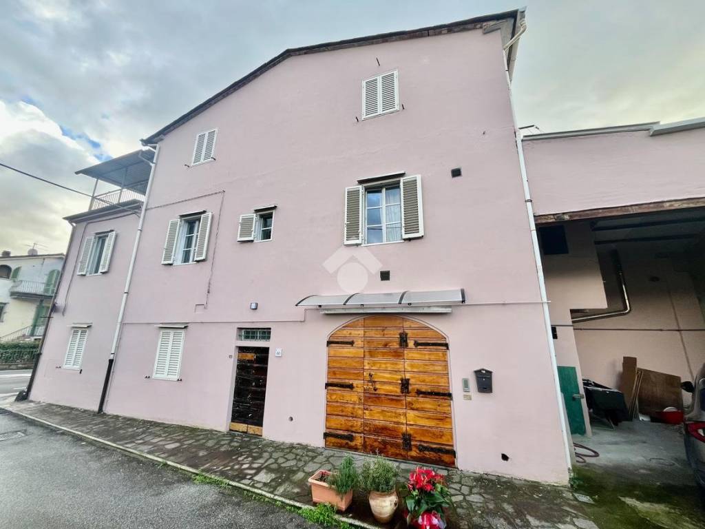 casa indipendente in vendita a Pescia in zona Collodi
