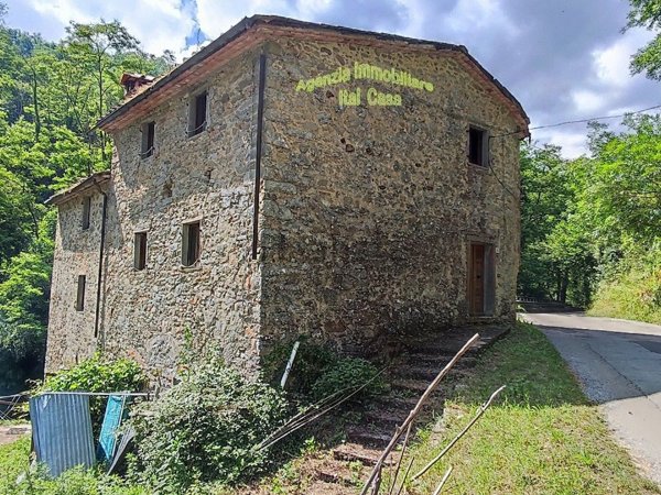 casa indipendente in vendita a Pescia in zona Sorana