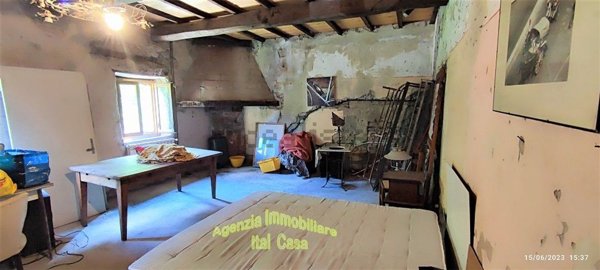 casa indipendente in vendita a Pescia in zona Sorana