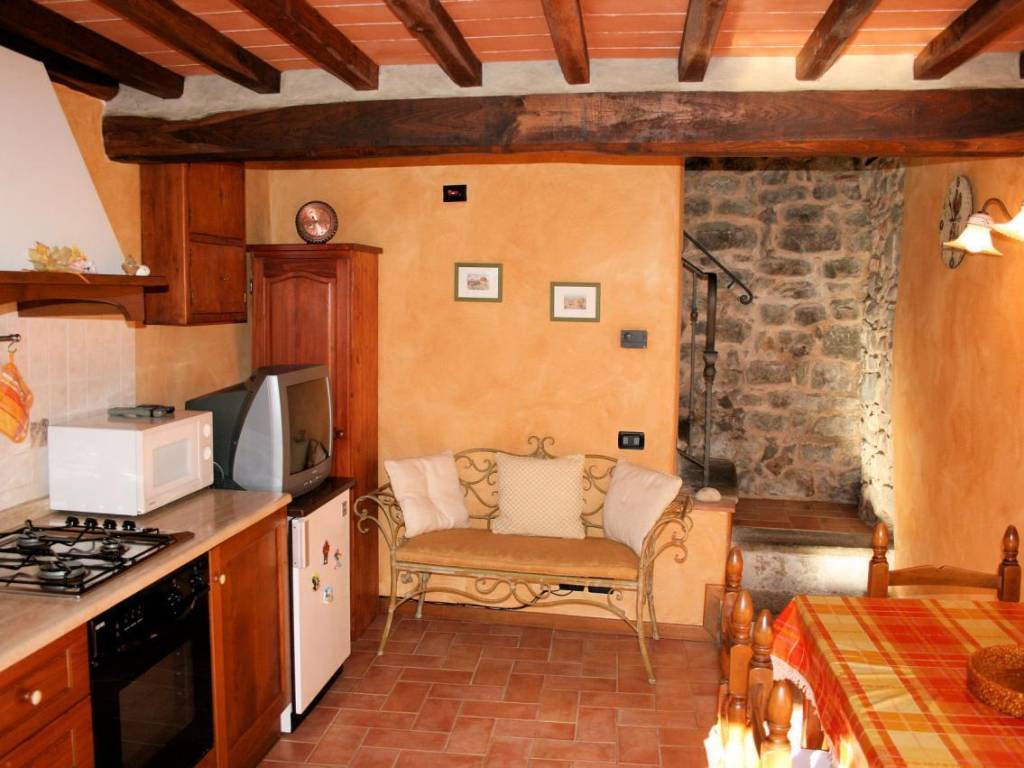 casa indipendente in vendita a Pescia in zona Pietrabuona