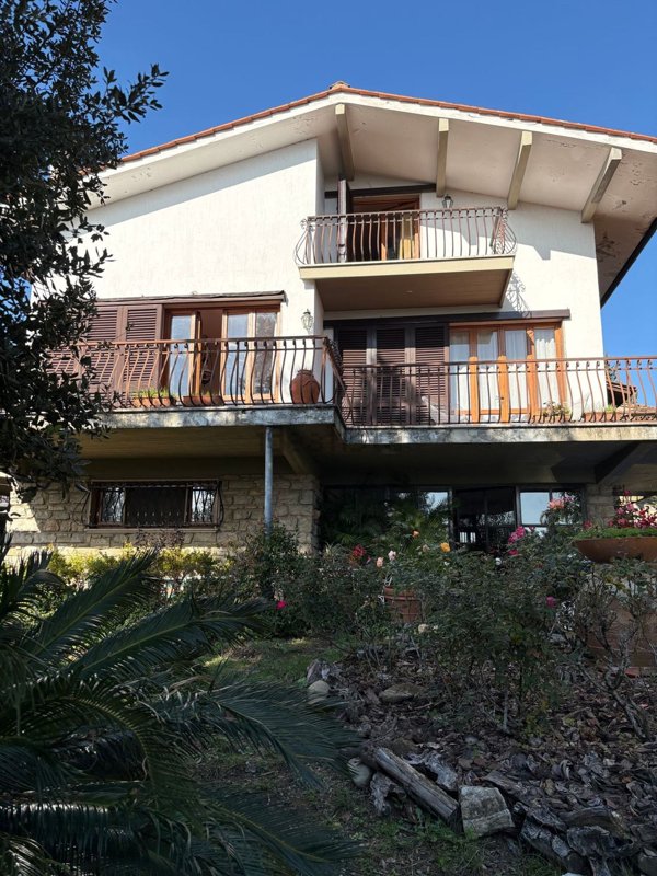 casa indipendente in vendita a Pescia