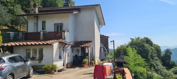 casa indipendente in vendita a Pescia in zona Vellano