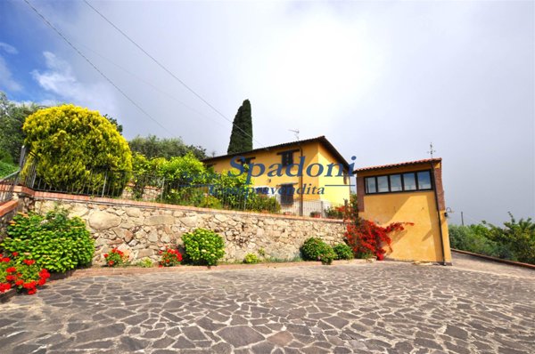 casa indipendente in vendita a Pescia