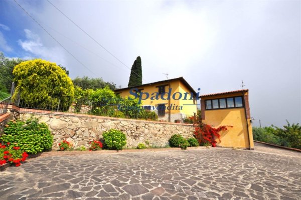 casa indipendente in vendita a Pescia