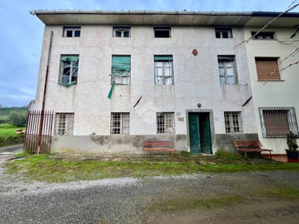 casa indipendente in vendita a Pescia in zona Veneri