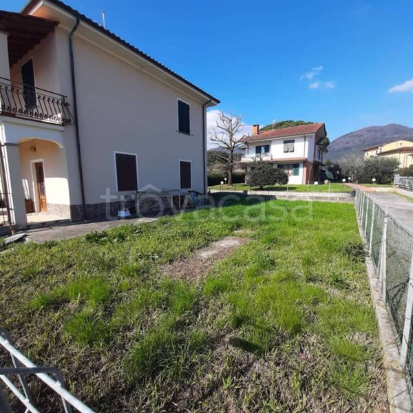 casa indipendente in vendita a Pescia