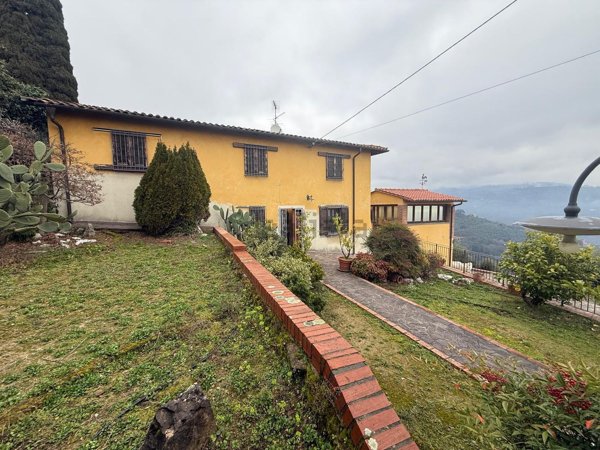 casa indipendente in vendita a Pescia