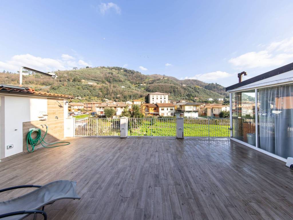 casa indipendente in vendita a Pescia