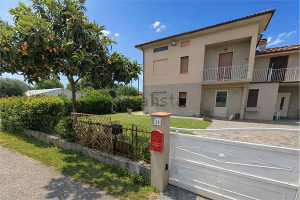 casa semindipendente in vendita a Pescia