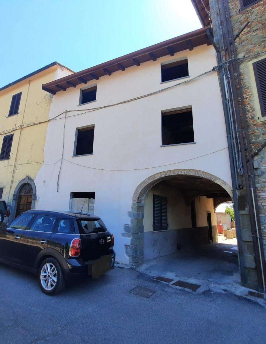 intera palazzina in vendita a Pescia in zona Veneri