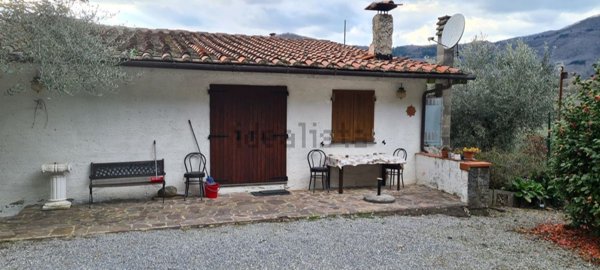 casa indipendente in vendita a Pescia in zona Aramo