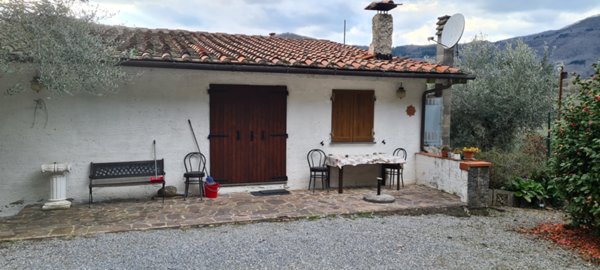 casa indipendente in vendita a Pescia in zona Aramo