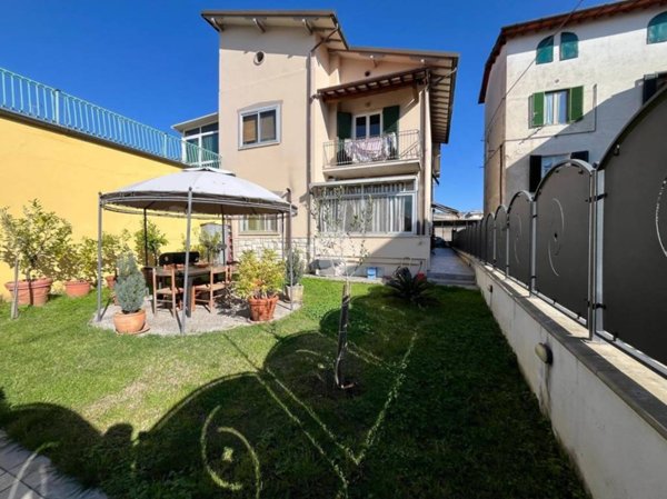 casa indipendente in vendita a Pescia