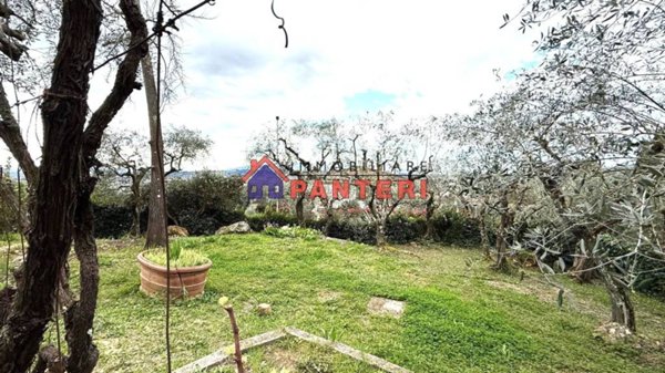 casa indipendente in vendita a Pescia