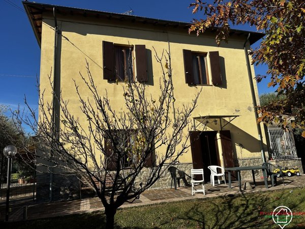 casa indipendente in vendita a Pescia