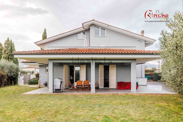 casa indipendente in vendita a Pescia