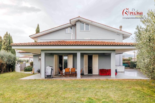 casa indipendente in vendita a Pescia