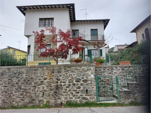 casa indipendente in vendita a Pescia