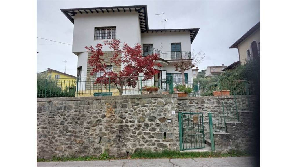 casa indipendente in vendita a Pescia