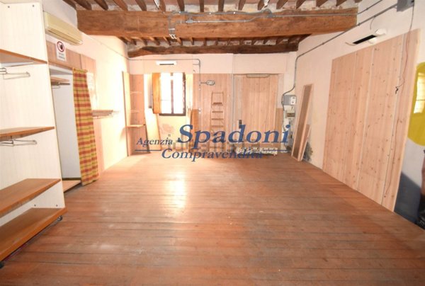 casa semindipendente in vendita a Pescia