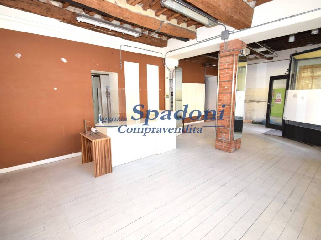 negozio in vendita a Pescia