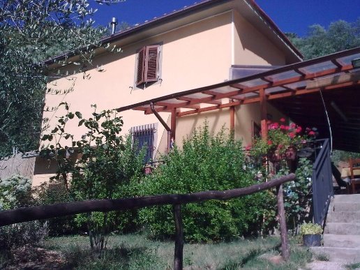 casa indipendente in vendita a Pescia in zona Sorana