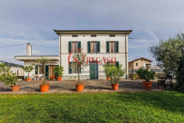 casa indipendente in vendita a Pescia