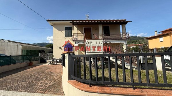 casa indipendente in vendita a Pescia