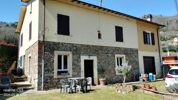 casa indipendente in vendita a Pescia