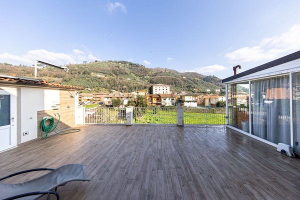 casa indipendente in vendita a Pescia