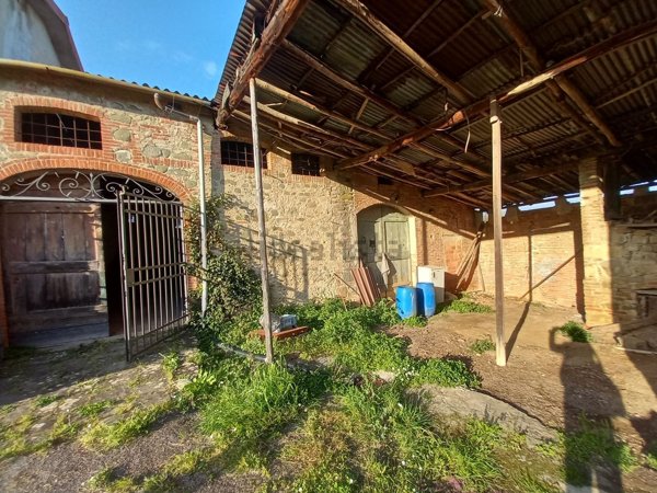 casa indipendente in vendita a Pescia